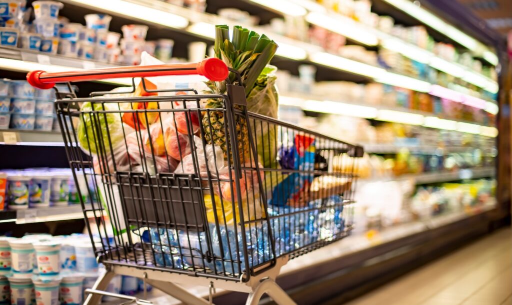 A shopping cart with grocery products in a supermarket - Tradeinfo.cz Best Market