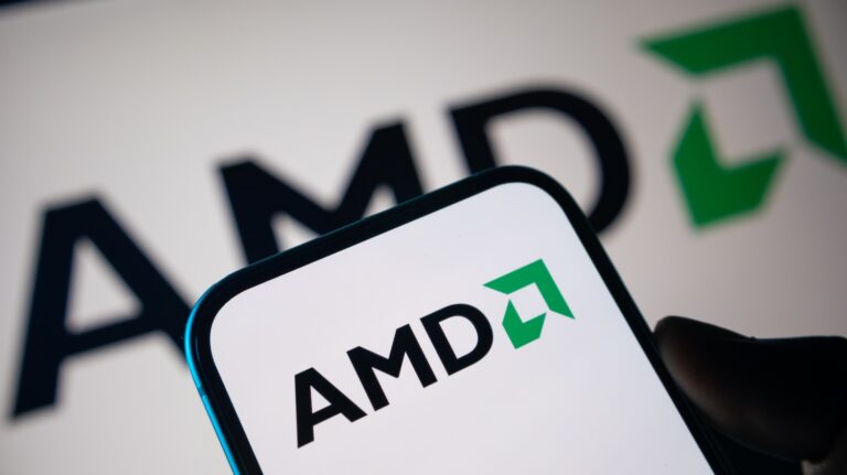 Nápis AMD na displeji telefonu Zdroj fotky: Adobe Stock