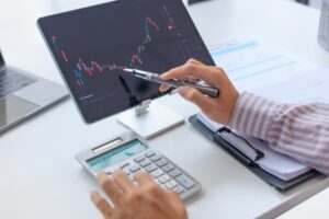Tablet s grafem akcií Zdroj fotky: Adobe Stock