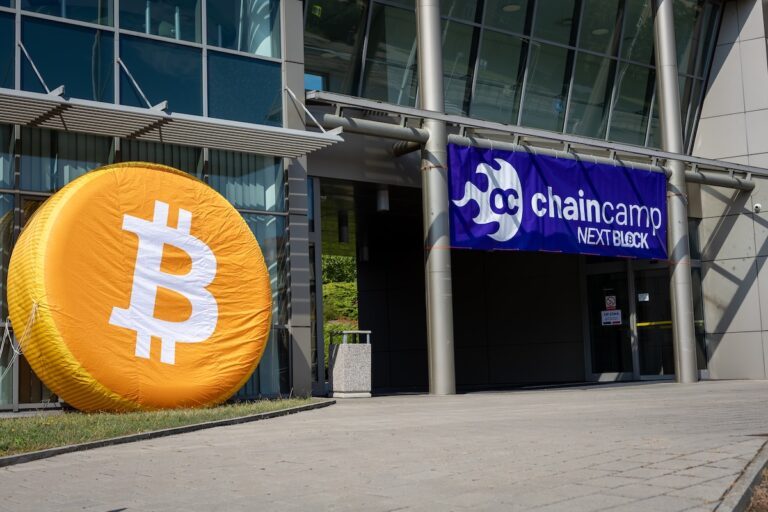 Bitcoin logo a nápis ChainCamp Zdroj fotky: archiv ChainCampu