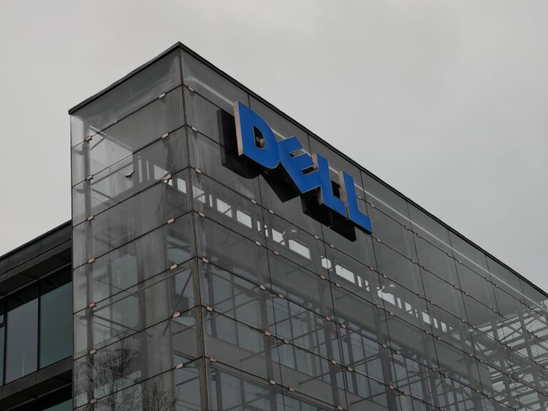 Dell, logo na budově Zdroj fotky: Adobe Stock