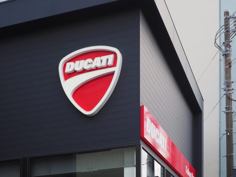 Ducati logo Zdroj fotky: Adobe Stock