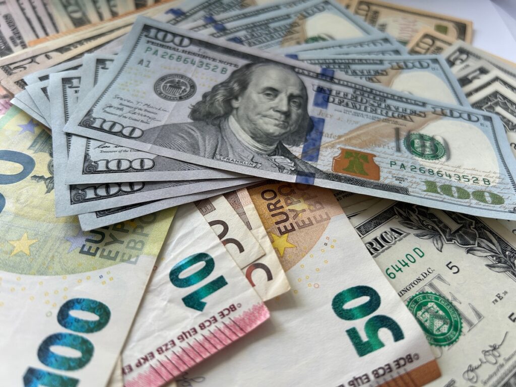 EUR a US - Tradeinfo.cz Měnový kurz, USD, EUR, ETF