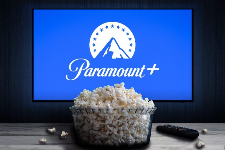 Nápis Parmount + na obrazovce televize Zdroj fotky: Adobe Stock
