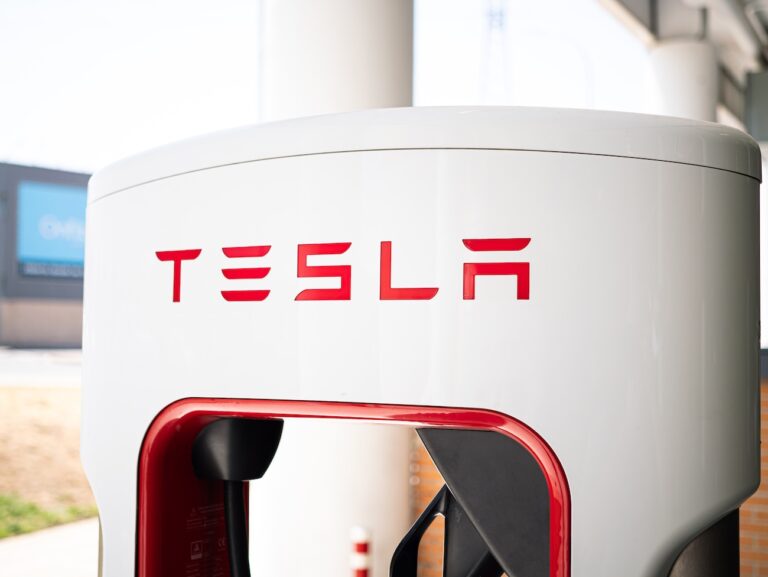 Tesla Zdroj fotky: Adobe Stock