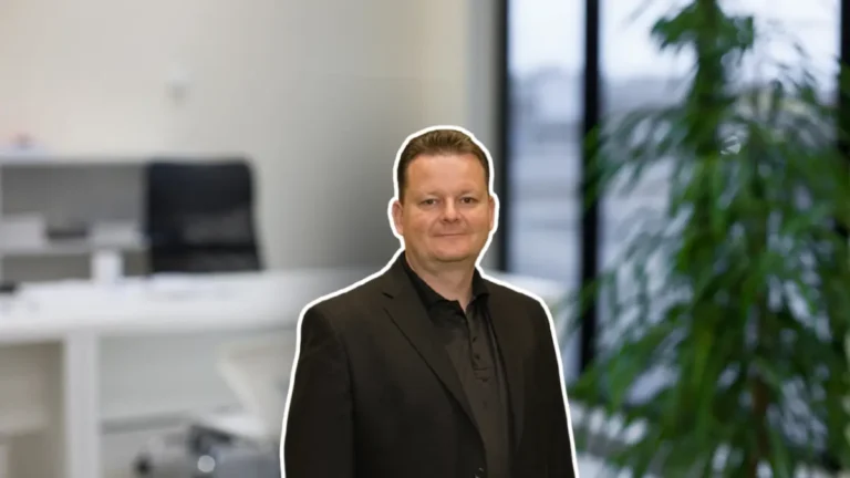 Jan Gonda. Zdroj fotky: archiv Jana Gondy. Zdroj pozadí: Canva.com