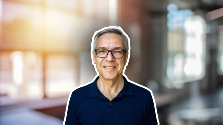 Karel Obluk. Zdroj fotky: archiv Karla Obluka. Zdroj pozadí: Canva.com