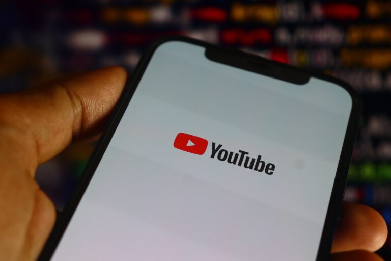 Na telefonu je napsané logo YouTube Zdroj fotky: Adobe Stock
