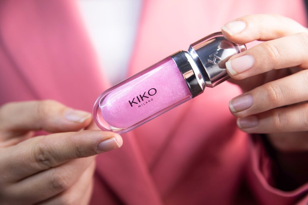 woman holding Kiko Milano lipstick - Tradeinfo.cz KIKO Milano v Česku