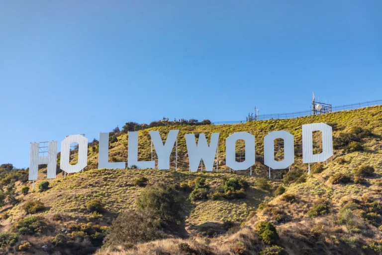 Nápis Hollywood v Los Angeles symbolizující filmový průmysl a mediální trh v souvislosti s převzetím Warner Bros. Discovery společností Paramount. Zdroj: Adobe Stock