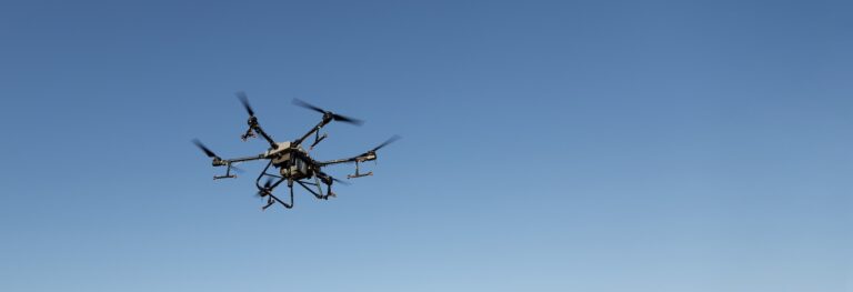 Na obrázku je vidět létající dron na obloze. Zdroj fotky: Adobe Stock