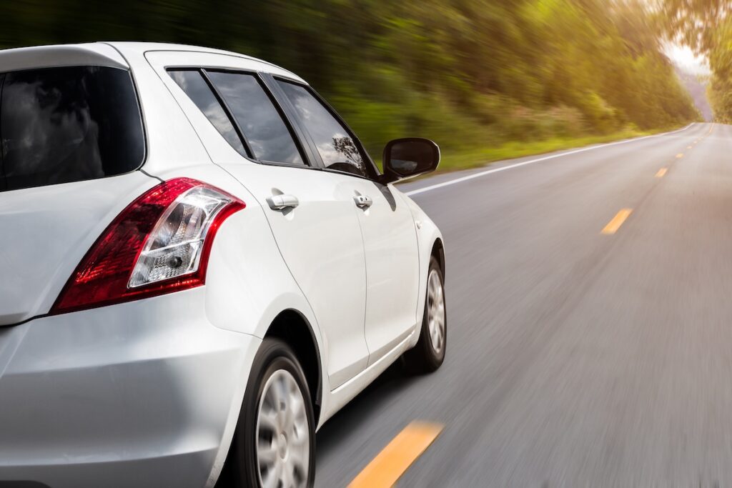 movement car speed on the road rural view background - Tradeinfo.cz Suzuki