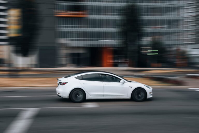 Jedoucí automobil Zdroj fotky: Adobe Stock