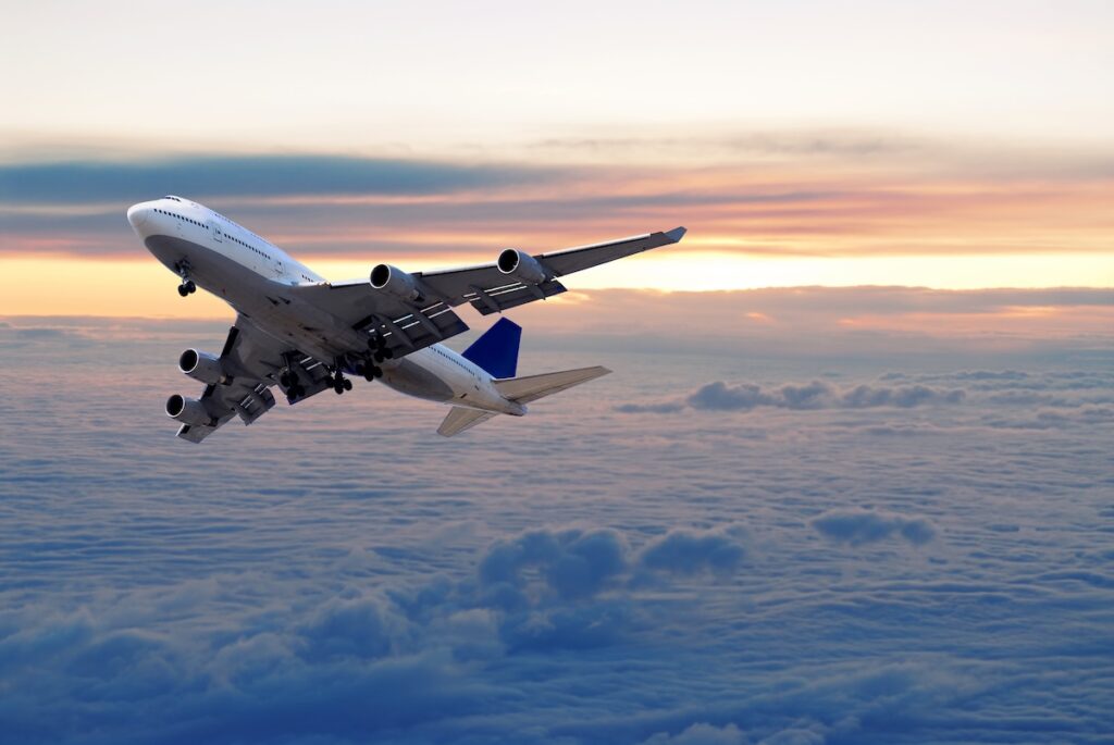 Big passenger airplane flying above the clouds and sunset - Tradeinfo.cz Boeing akcie
