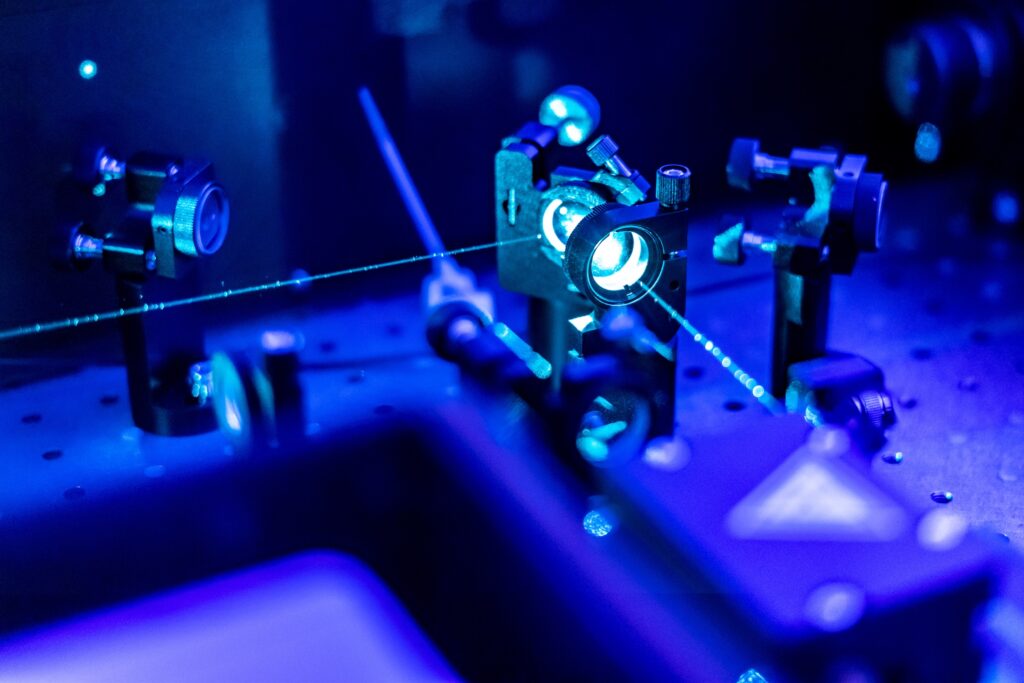 laser reflect on optic table un quantum laboratory - Tradeinfo.cz Laserový optický systém v laboratoři pro výzkum a vývoj pokročilých technologií. Zdroj: Adobe Stock