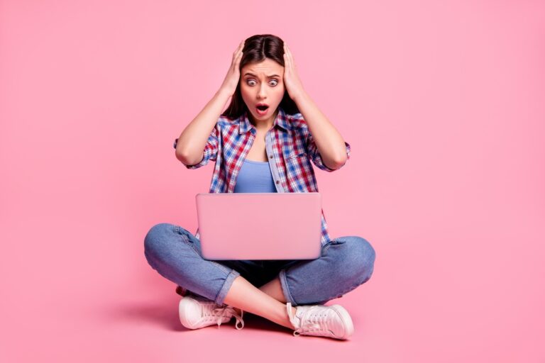 Žena no kouká na počítač. Zdroj fotky: Adobe Stock
