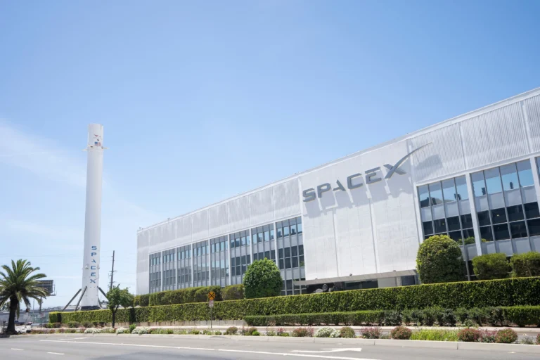 Pohled zvenčí na sídlo společnosti SpaceX. Zdroj obrázku: Adobe Stock
