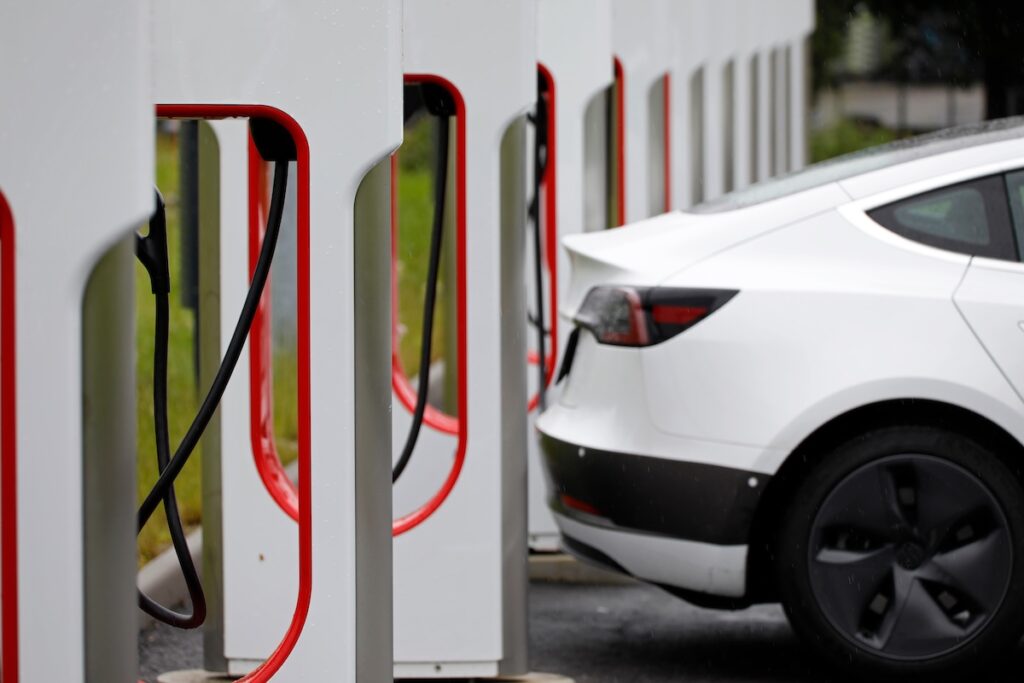 An electric car recharging its batteries at a charging station - Tradeinfo.cz Tesla, Musk