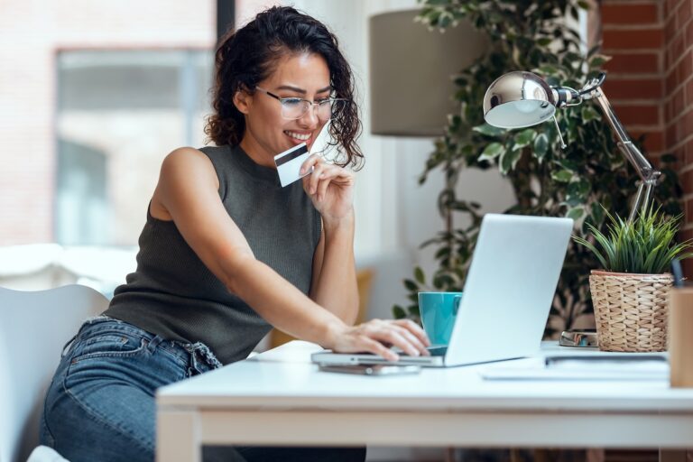 žena na počítači. Zdroj fotky: Adobe Stock